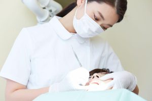 歯科衛生士による歯のクリーニングの様子